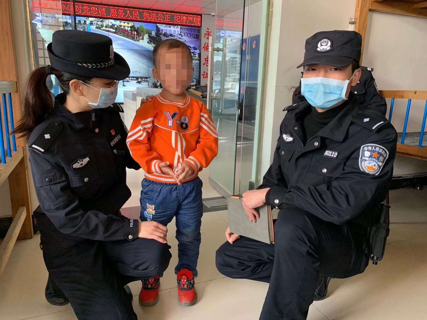 五岁男童街头走失民警快速帮其找到家属