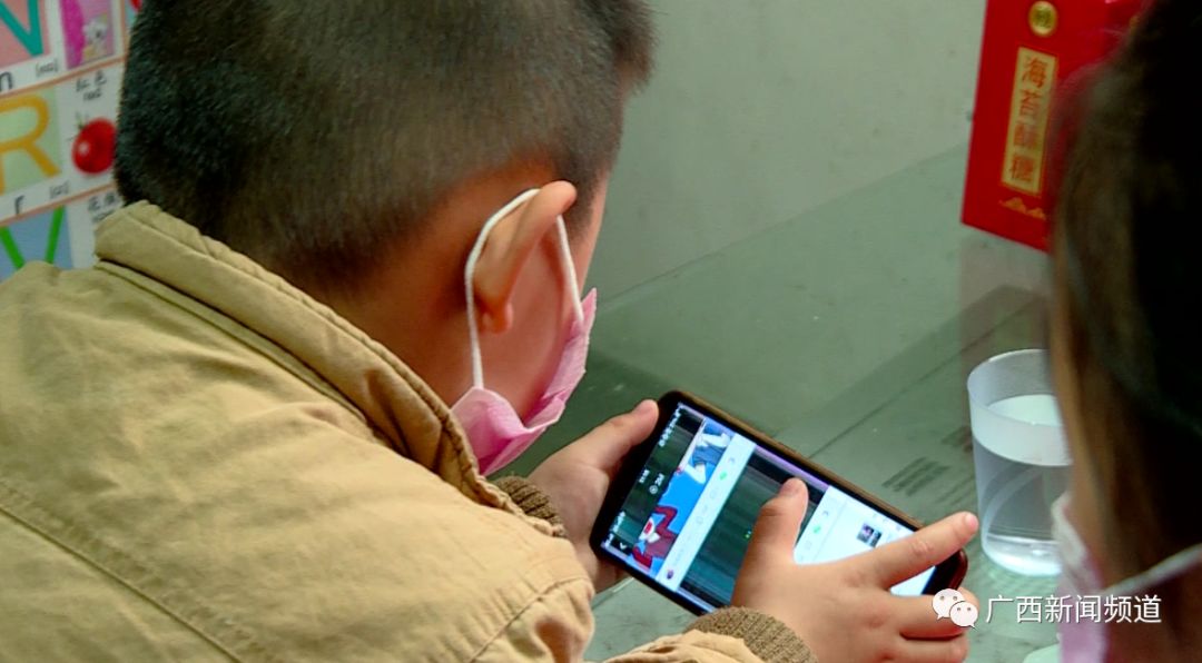 模板南宁一小学生上网课偷玩游戏半月花掉16000多元