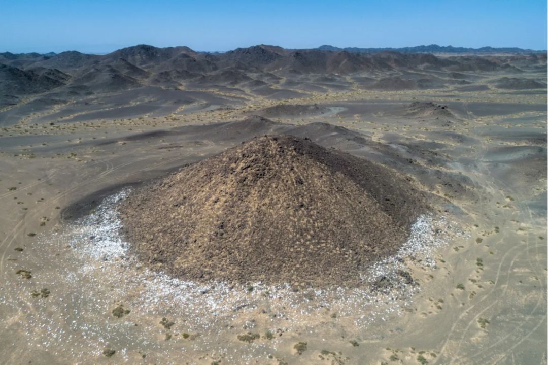 褚秉超 石环山,行为摄影,全貌,360x103cm,2019褚秉超 石环山,行为摄影