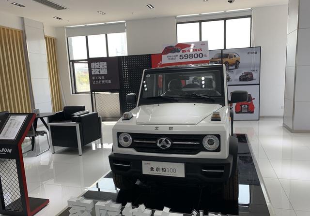 目前豹100已经上市,新车采用五门四座设计,尾门还挂着备胎,有一种越野