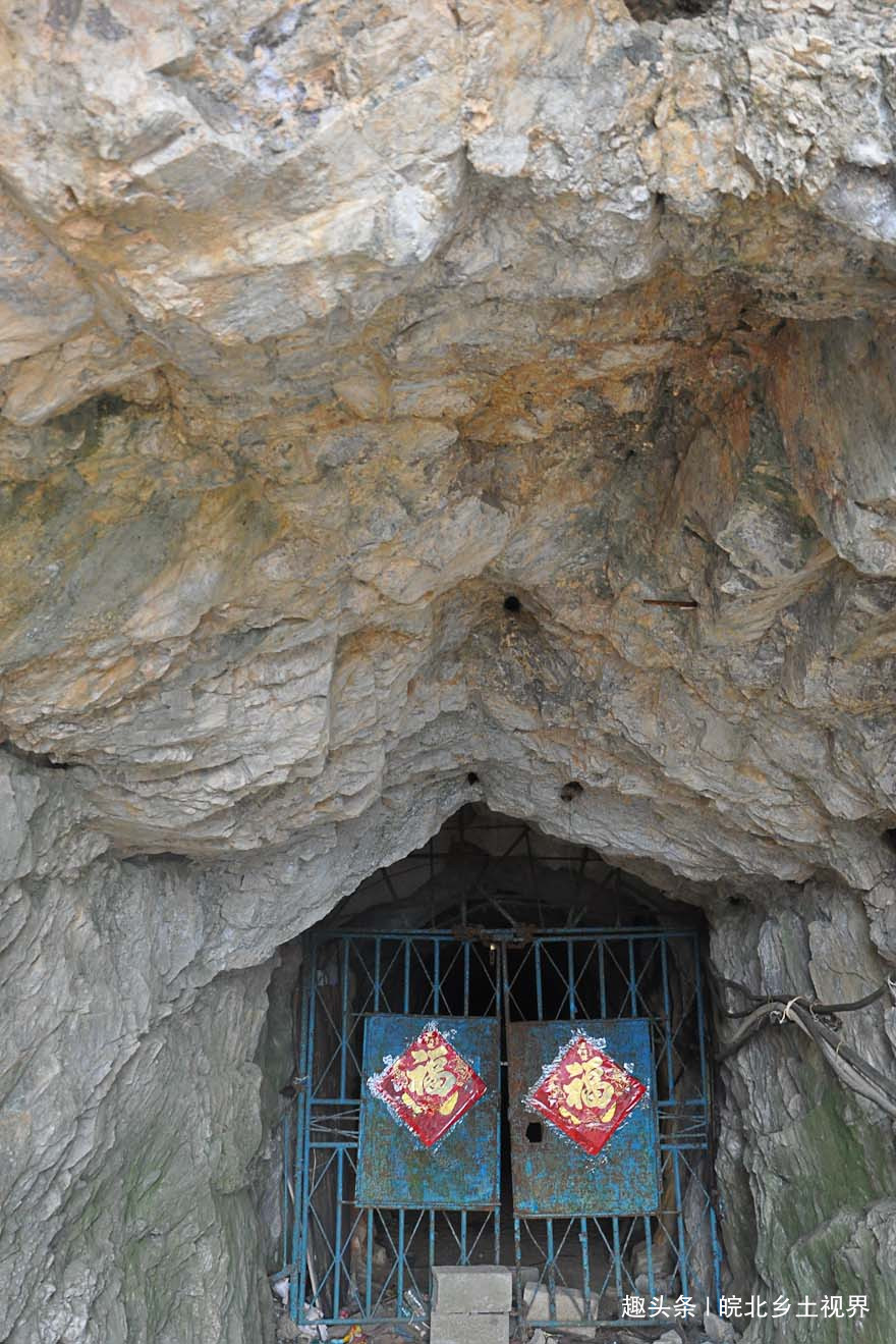 探秘安徽宿州深山神秘洞穴透过洞门栅栏目睹洞里人像面目狰狞
