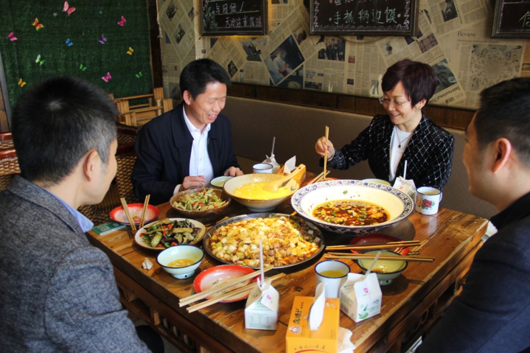 南充市领导带头"下馆子",为餐饮业加油打气!_欧阳梅