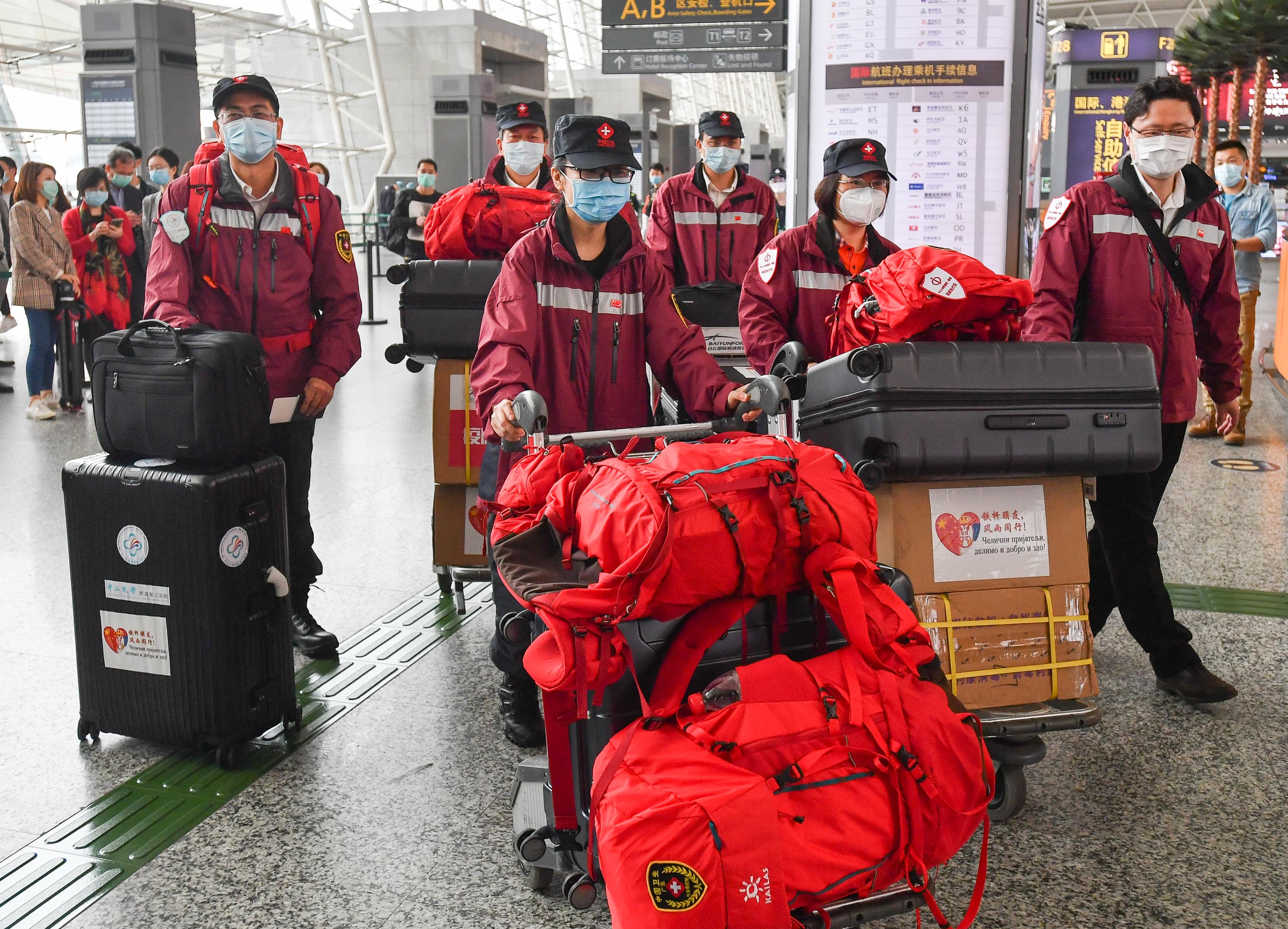 当日,中国赴塞尔维亚抗疫医疗专家组一行6人,从广州