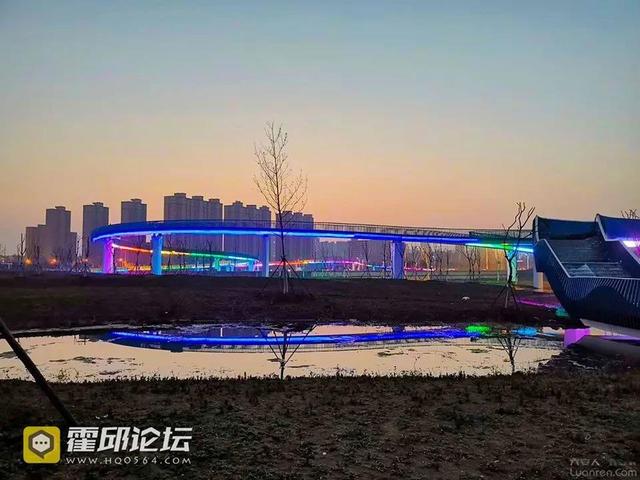 霍邱主城区中央景观带莫让彩虹桥变成垃圾桥现场不堪入目