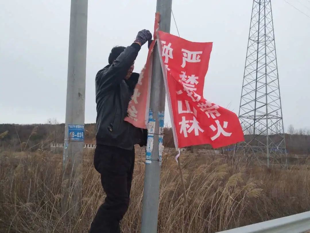 各村悬挂护林防火宣传横幅,防火旗,张贴宣传标语,用大喇叭反复广播