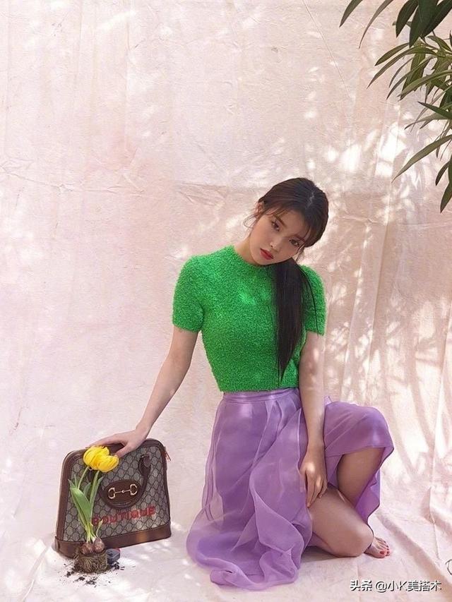 iu拍摄花絮照毛绒上衣搭配紫色纱裙光脚意外抢镜