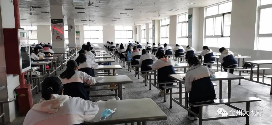 兴义八中学生就餐学生排队有"范":学生排队,均佩戴口罩,前后左右均与