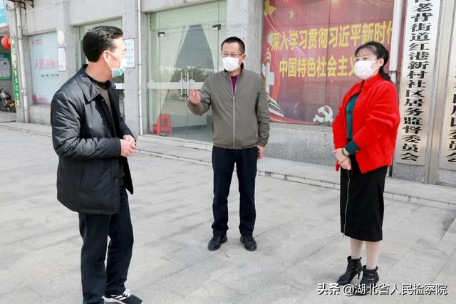 在帮助企业分发完爱心物资后,猇亭区检察院院党组书记,检察长陈莉表示