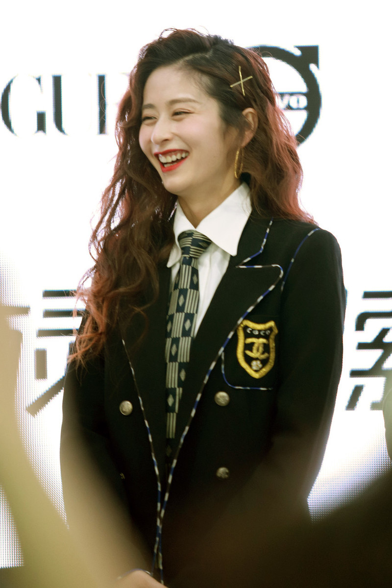 颖儿大波浪复古撩人学生装清爽时髦纤细腰肢哪像当妈的人