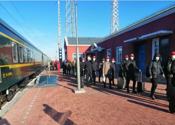 从黑龙江大庆火车站驶发的k5191次列车抵达内蒙古呼伦贝尔市的嵯岗站