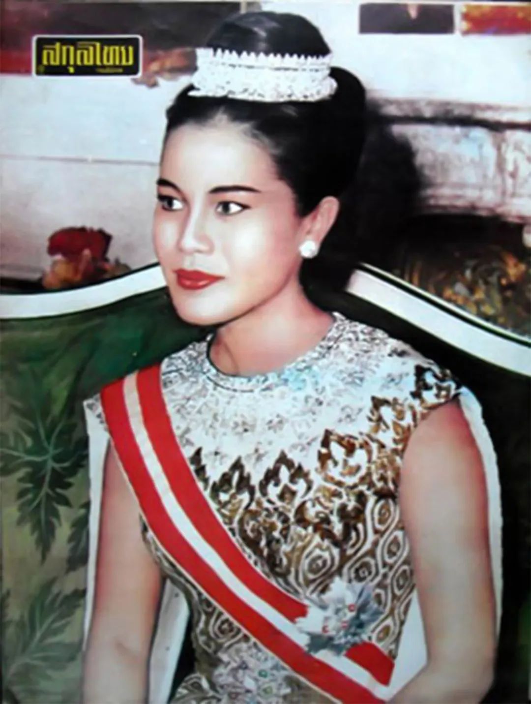 诗丽吉王后年轻的时候,特别喜欢戴一款流苏围兜项链,这是由王冠拆卸