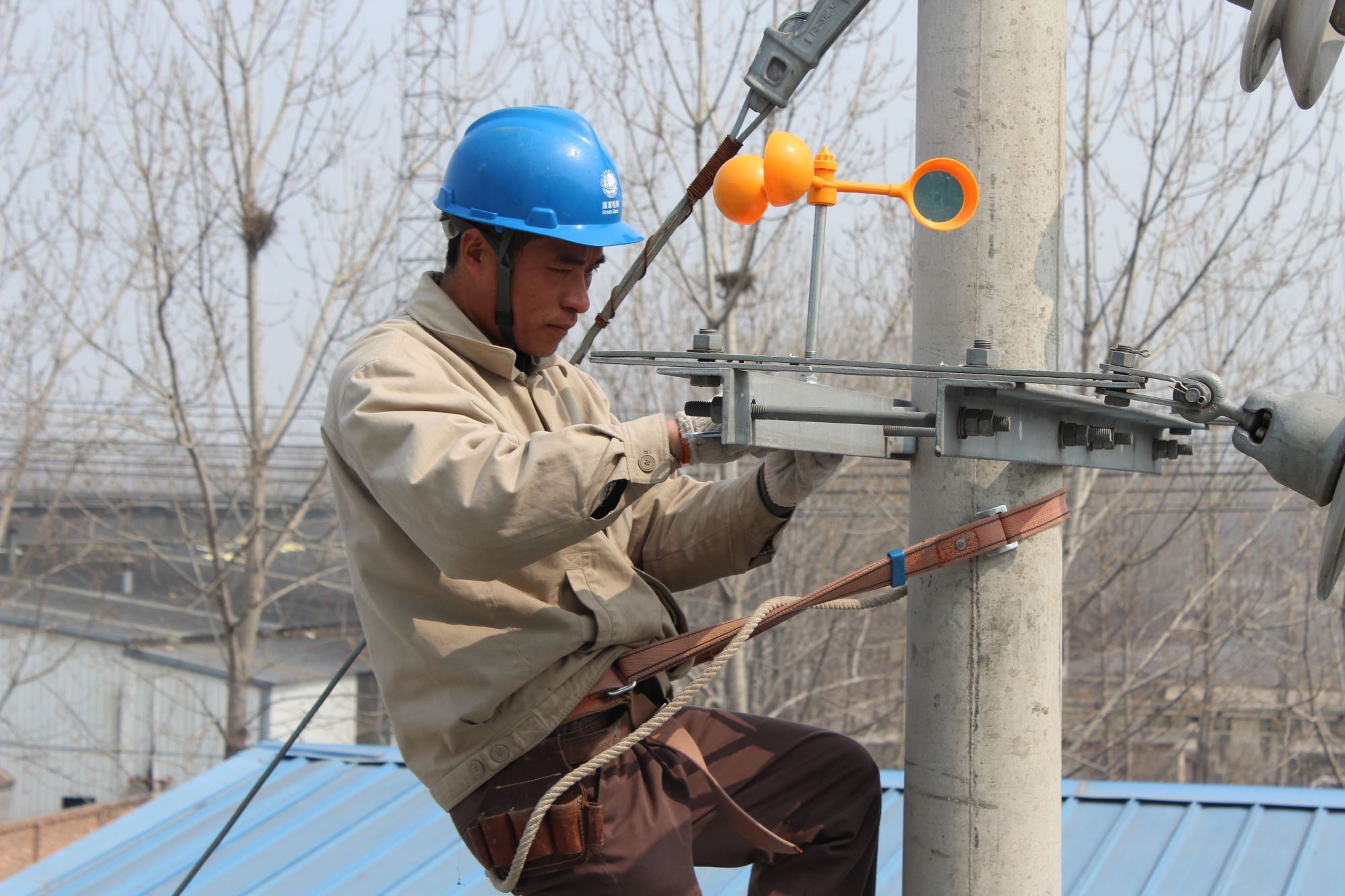 在农村人们都说农村电工生活很富裕这是真的吗