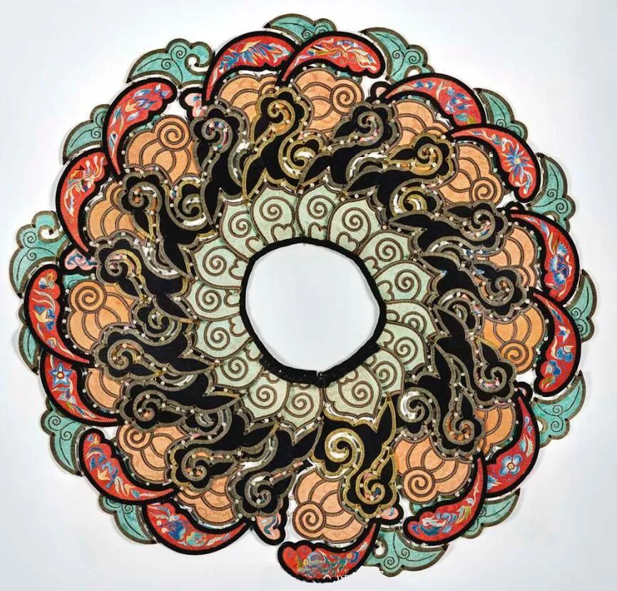 变形"柳叶式"云肩云肩的针法也是各式各样的,有挽针,接针,滚针,打字