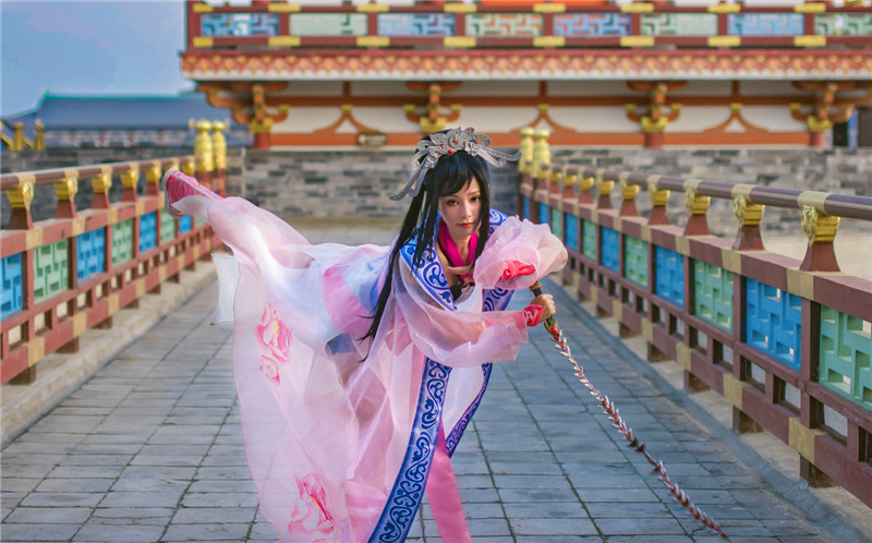 程序员cos红莲公主白色裙摆配上纱衣不开美颜都好看