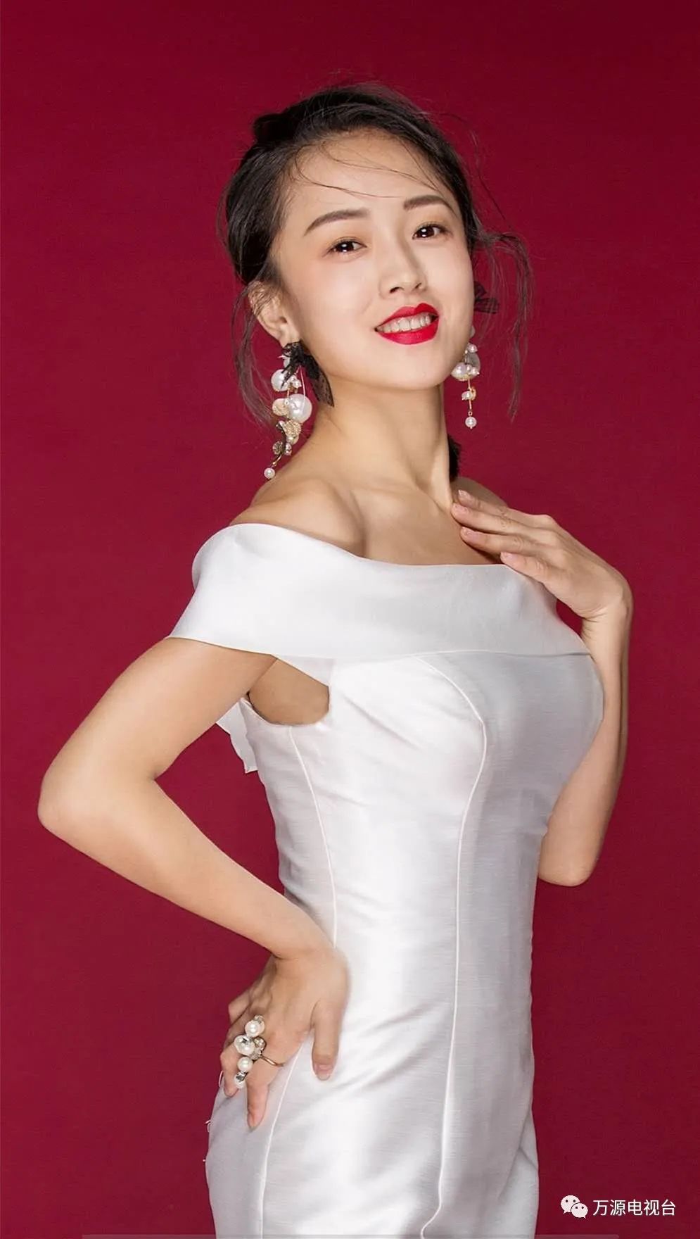 在万源市白羊乡,茶山相映着春花,春花点缀着茶山,茶与花的交融汇聚成