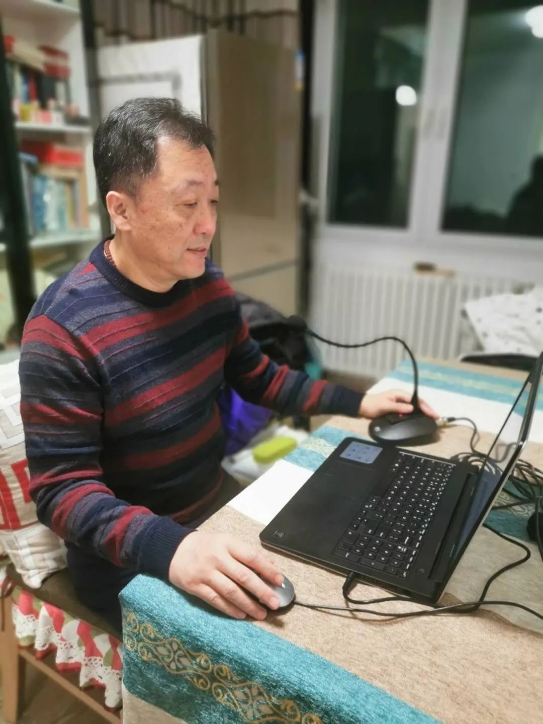 肖勇老师耕耘三尺讲台三十余载,因为疫情不得不转变自己的教学形式.