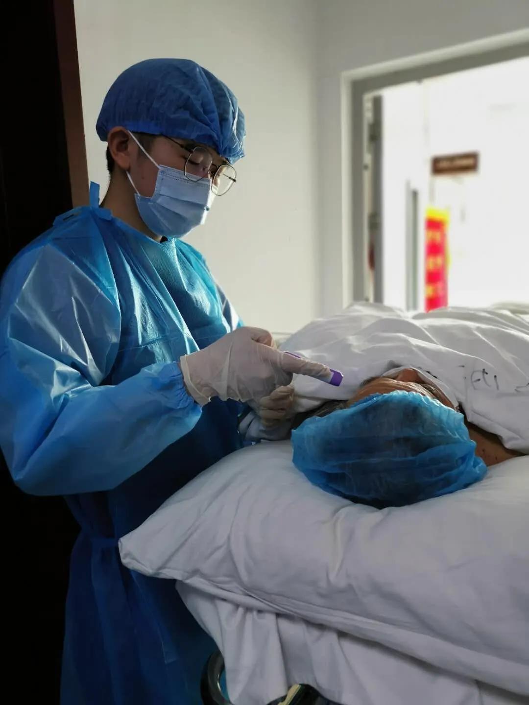 "95后"情侣的抗"疫"记_韩翔