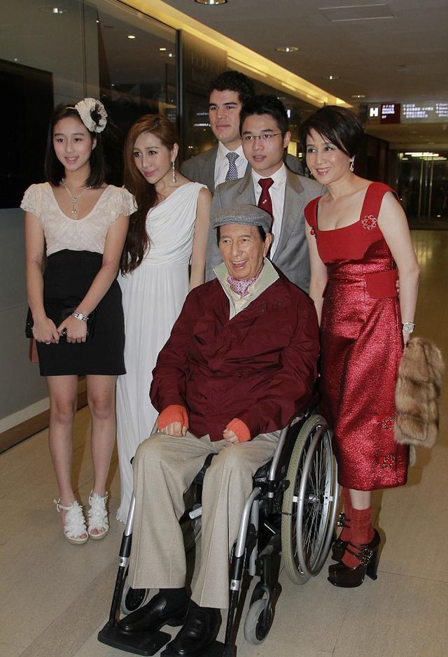 何鸿燊20岁千金何超欣携何猷君首度亮相综艺,戴牙套出镜难掩清新气质