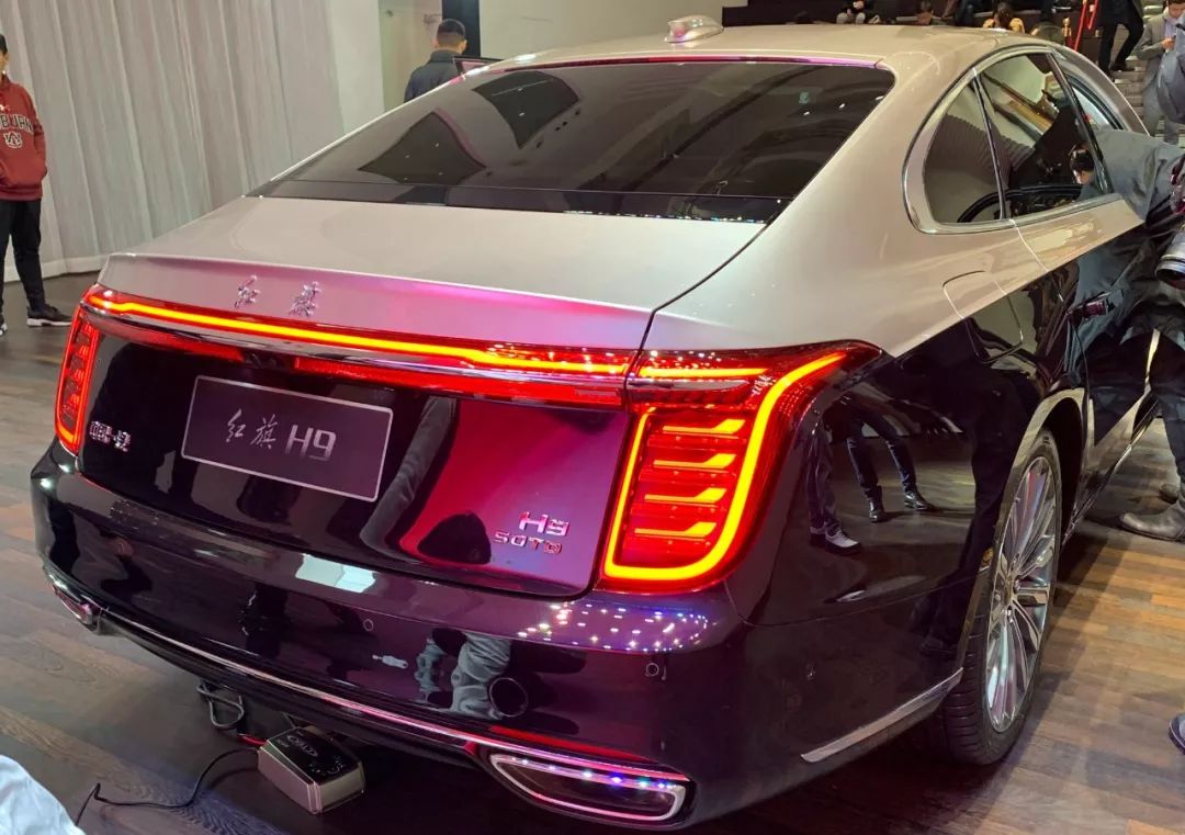 红旗h9的尾部同样采用了贯穿式的尾灯,点亮之后辨识度十足,车尾在设计