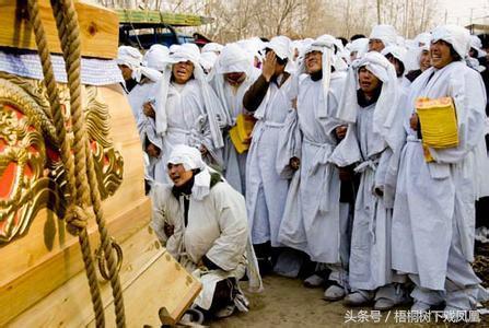 农村下葬必带的两件东西,一样都不能少_引魂幡