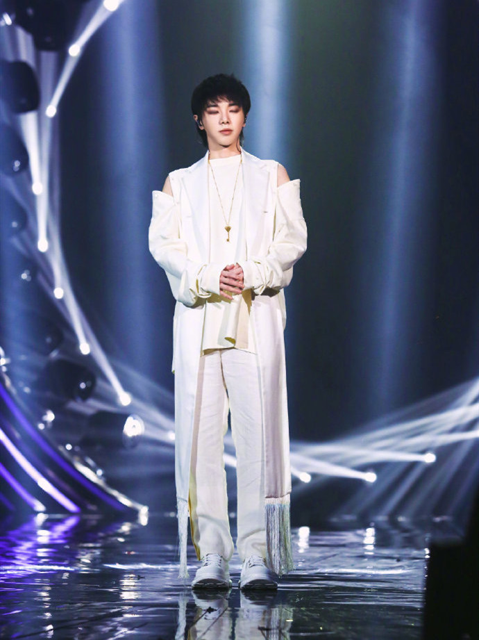 原创华晨宇时尚造型比歌声还狂野露肩装机械手指简直是时尚妖精