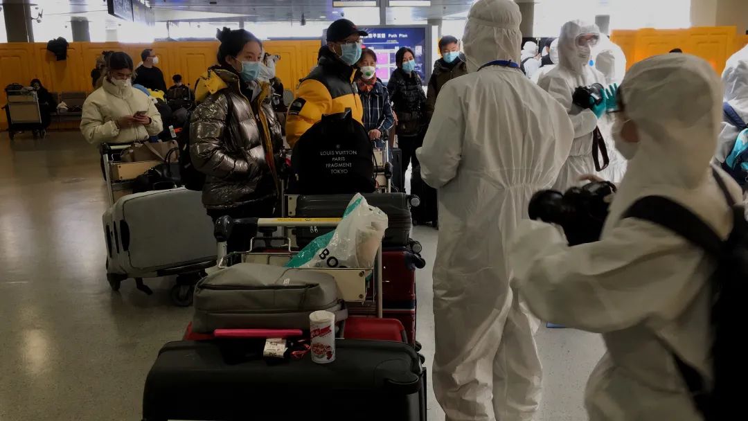 严防境外疫情输入上海浦东机场大白拼了总台央广记者实地探访