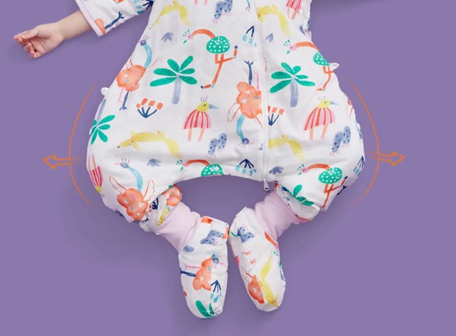 宝宝睡觉有青蛙腿的习惯,这就要求睡袋的腿部空间一定要足够.