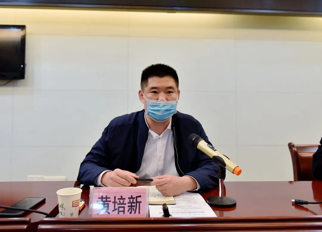 约谈会上,县委组织部副部长,县两新党工委书记黄培新指出:脱贫攻坚