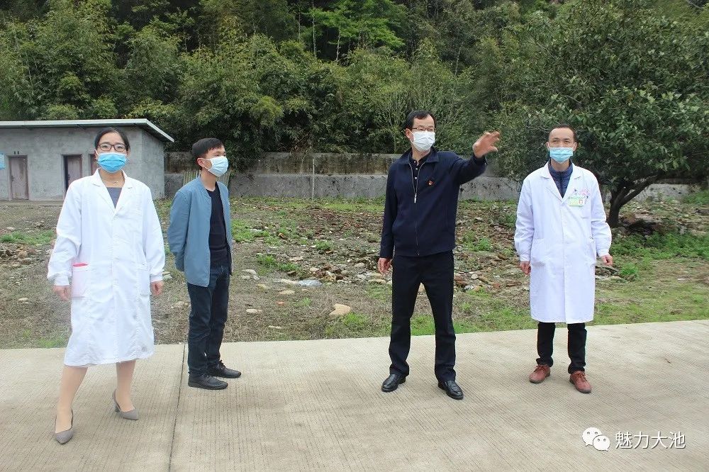 蔡艺勇一行人实地查看了发热门诊,预检分诊处,认真