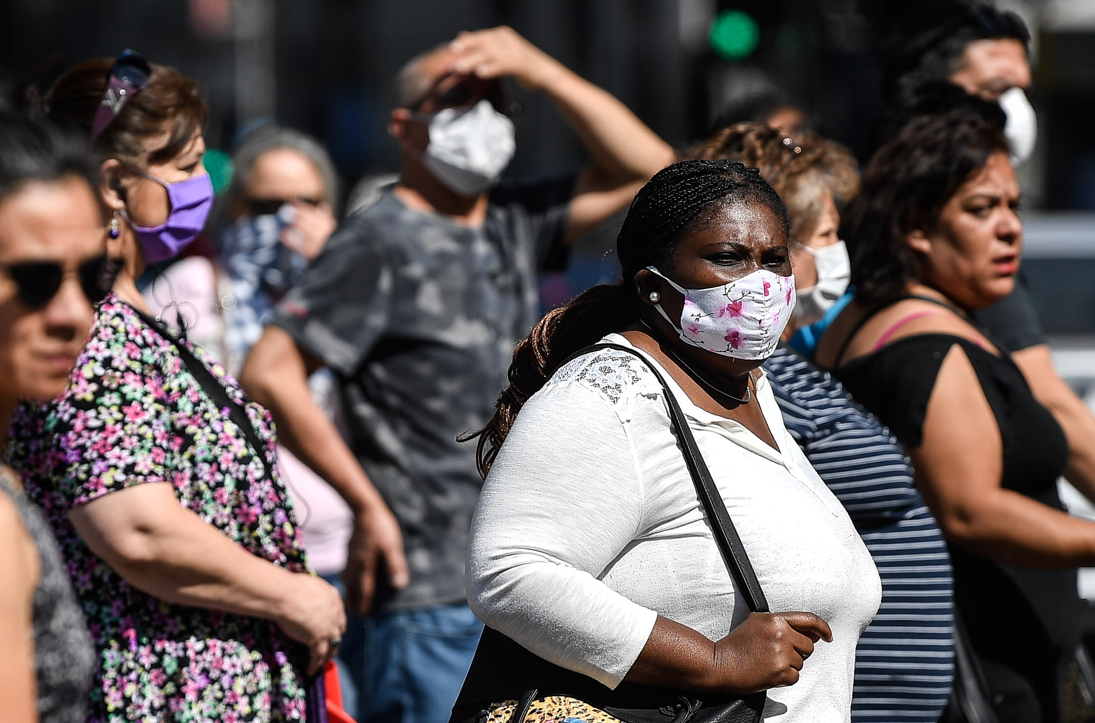 3月20日,戴口罩的市民走在智利圣地亚哥街头.