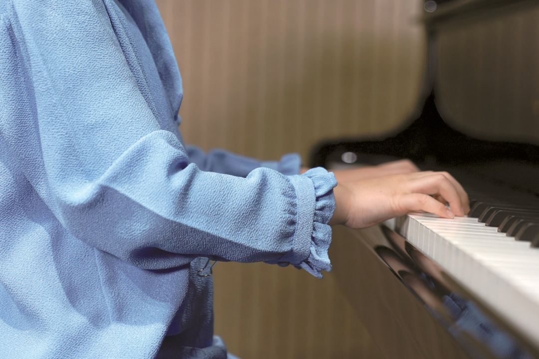 弹钢琴的正确姿势图片图片