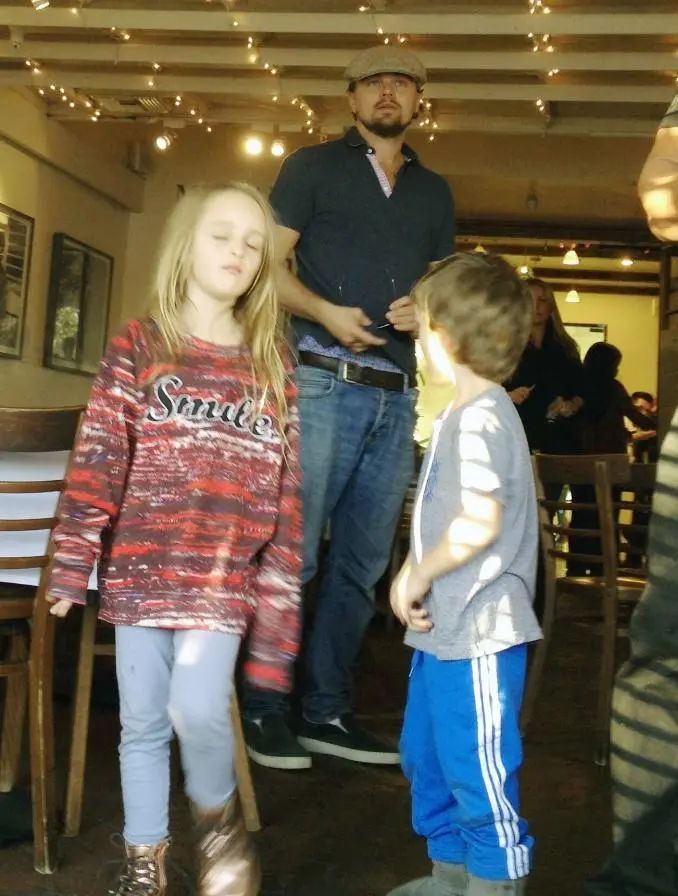 小李子一直未婚只交25岁女友私下却跟他一起带孩子