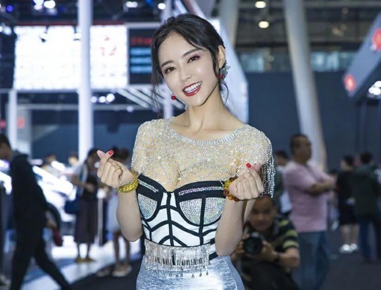 她是车模界"宅男女神",没有演技却片约不断,部部当女主!_潘春春