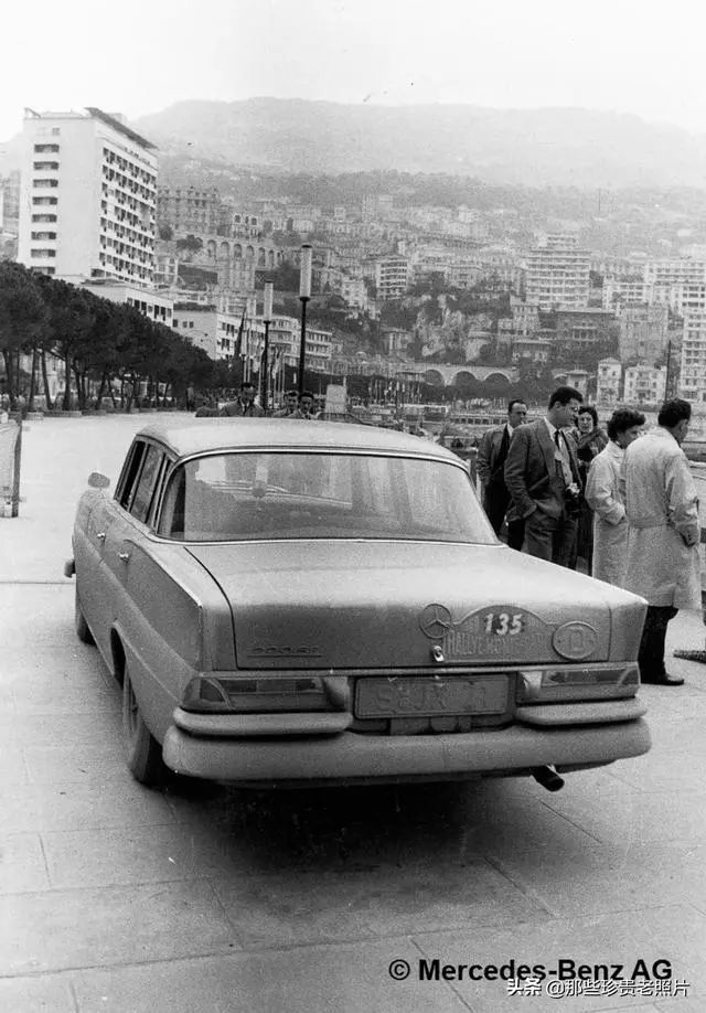 一组1960年的梅赛德斯奔驰轿车老照片汽车拉力赛上获得冠军