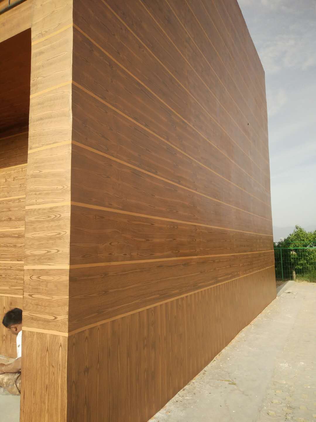 案例赏析-临汾市永和公园混凝土墙面仿木纹漆施工_喷枪