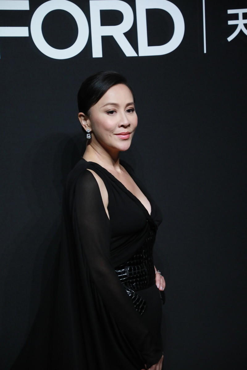 原创刘嘉玲气场全开,穿黑色连衣裙现身活动身材凹凸感十足,优雅大方