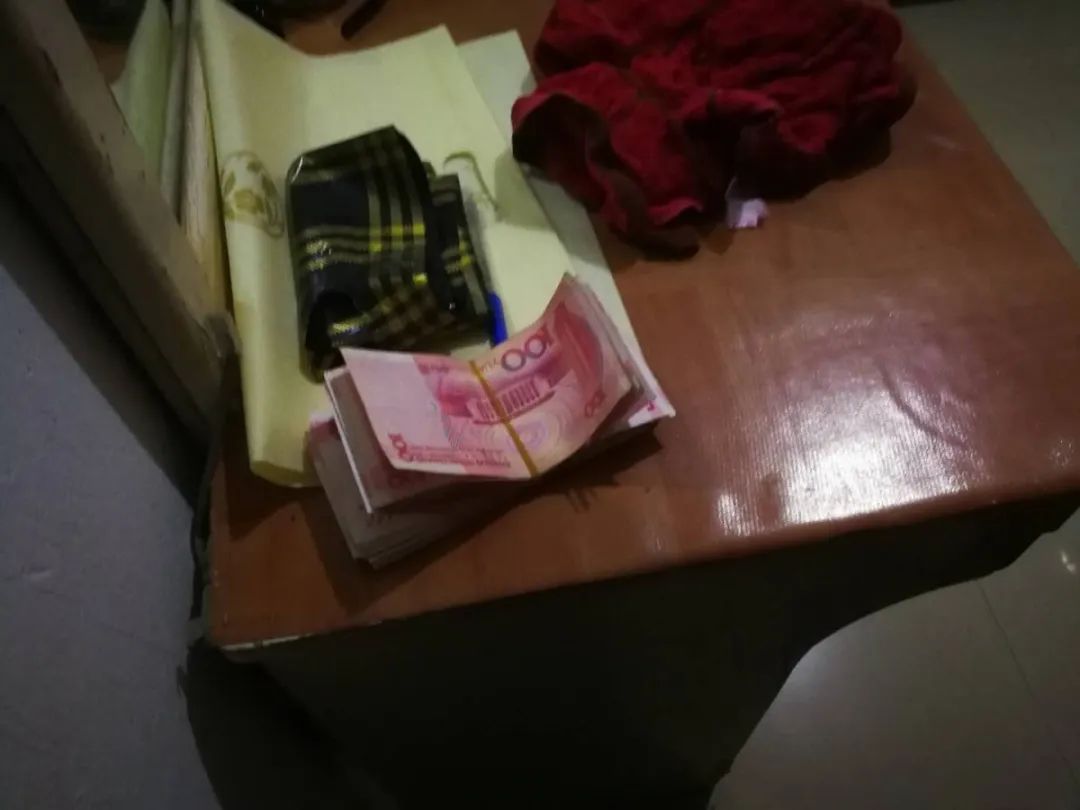 其放在家里二楼卧室床头旁纸箱里的9000多元现金被盗