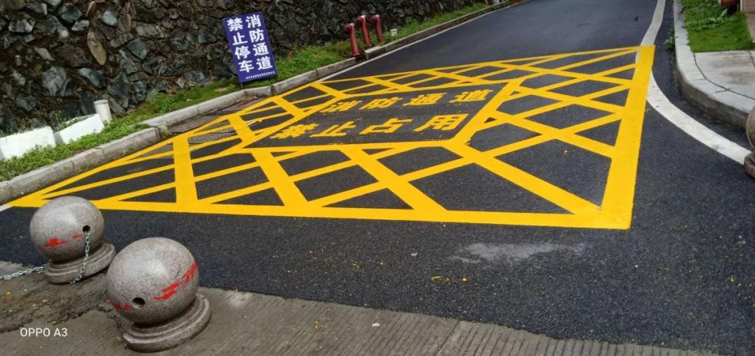 百德·畔山云海行动中,各住宅小区积极配合在消防车出入口门前按照