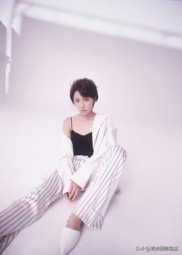 成果西装吊带性感写真图片集,有种邻家女孩的感觉-搜狐大视野-搜狐
