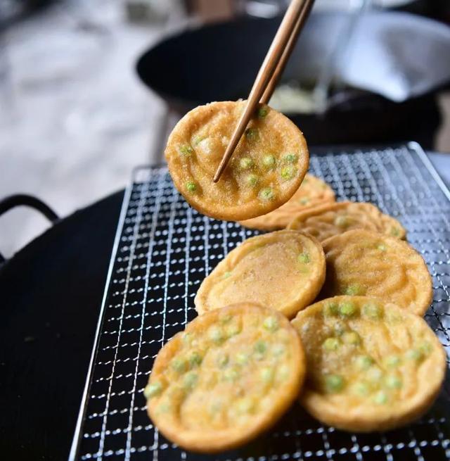 油糍,万载剁肉粉,万载麻辣……来到古城的南门街走过进士桥尝特色美食