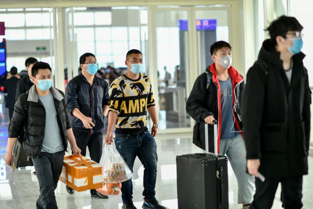 今天武汉首趟返岗复工专列接东风人回家