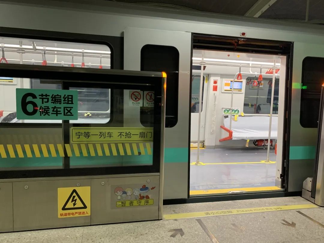 申通地铁集团表示,增购的新车将逐一上线替换目前的3节编组列车.