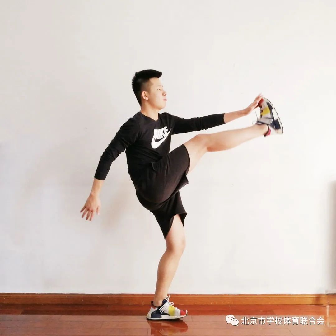 踢腿健身法图片