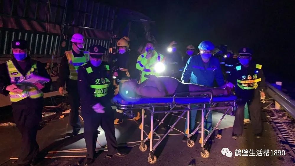 百姓拍客京港澳高速鹤壁段两货车追尾两人被困车中淇滨区拆除废弃警亭