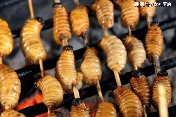 越南街头特色小吃蠕动着的爆浆椰子虫美女吃得津津有味