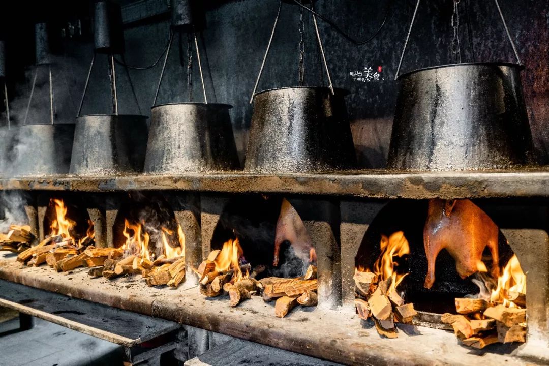 红爆珠三角的孖宝庄园果木烧鹅终于回来了吃它