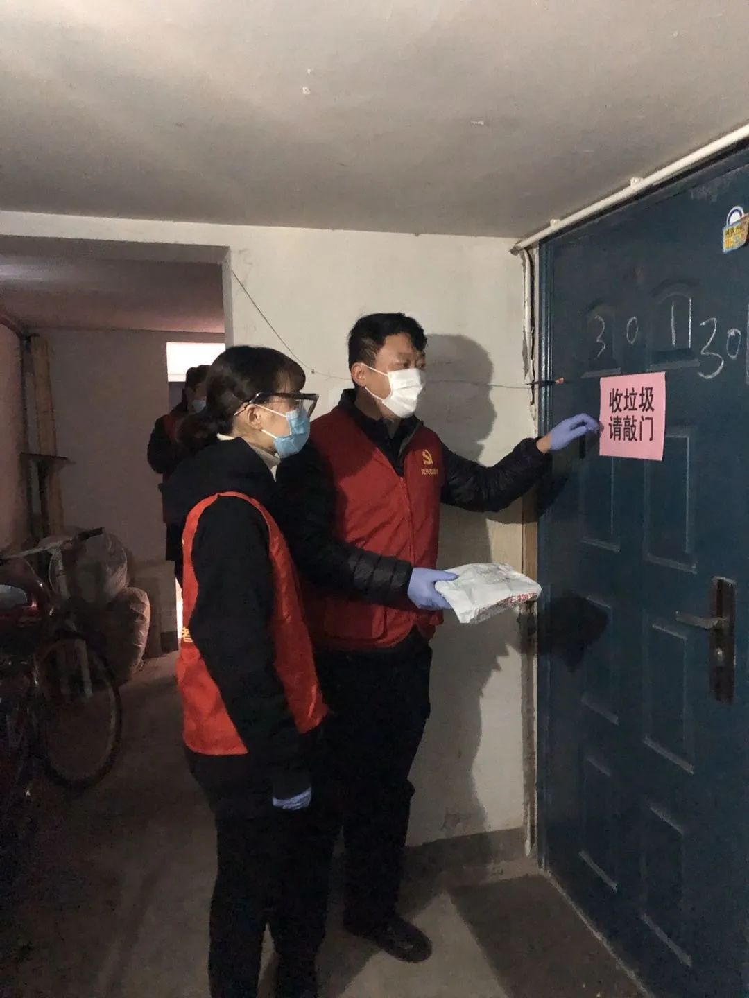 疫线动态居委物业社区民警志愿者一个都不能缺这个大型小区防疫工作