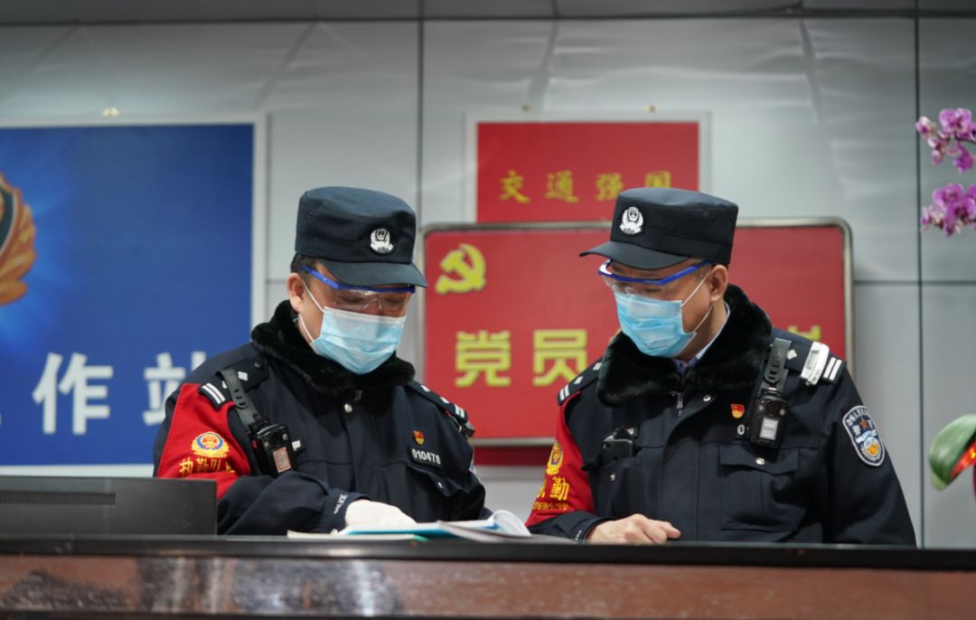 疫情当前警察不退北京西站派出所执勤三队指导员丁洁我得对得起头上的