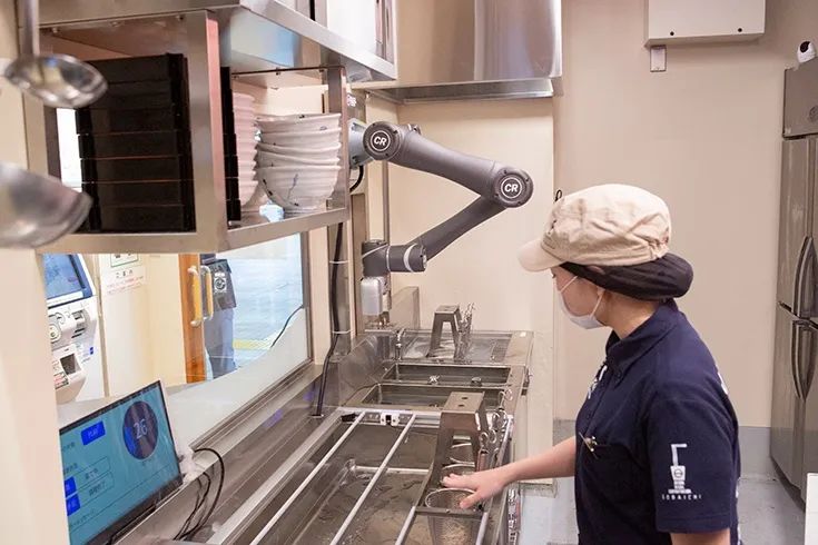 原创不到两分钟三碗!日本一餐厅烹饪机器人绝了,看完我也会煮面了