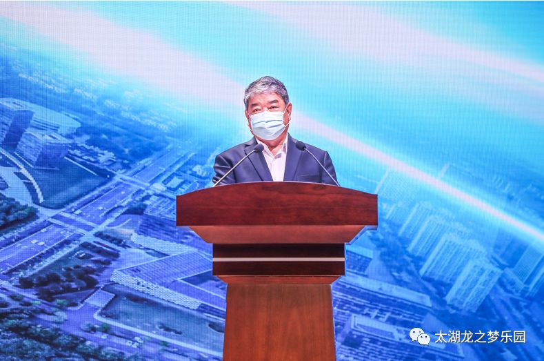 创办人童锦泉(左二)上台领奖▲太湖龙之梦乐园荣膺长兴县"2019年度